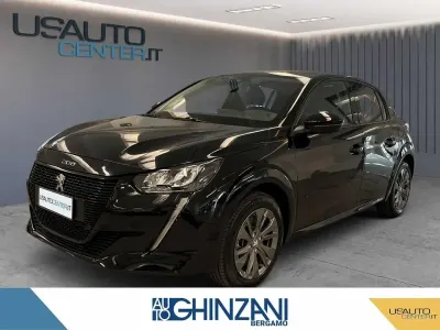 Usado Peugeot e-208 Allure 100 kW (136 CV) 2024 Negro Utilitario
