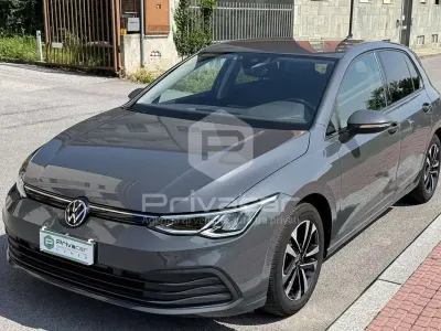 Usata VW Golf VIII Life 116 CV (85 kW) 2021 Grigio Utilitaria