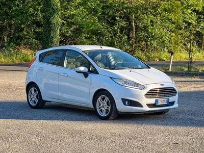 Gebraucht Ford Fiesta Titanium 95 PS (69 kW) 2014 Weiß Kleinwagen