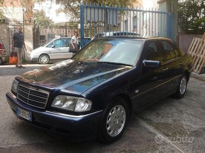 Usata Mercedes C220 Elegance 125 CV (91 kW) 1999 Blu Berlina
