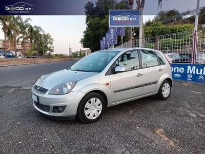 Usata Ford Fiesta Ghia 68 CV (50 kW) 2006 Grigio Utilitaria