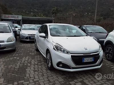 Usata Peugeot 208 Active 81 CV (59 kW) 2015 Bianco Utilitaria