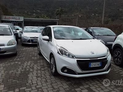 Usata Peugeot 208 Active 82 CV (60 kW) 2015 Bianco Utilitaria