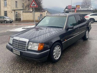 Usata Mercedes E250 126 CV (92 kW) 1992 Nero Berlina
