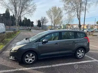 Usado Peugeot 5008 112 HP (82 kW) 2008 Cinzento Monovolume