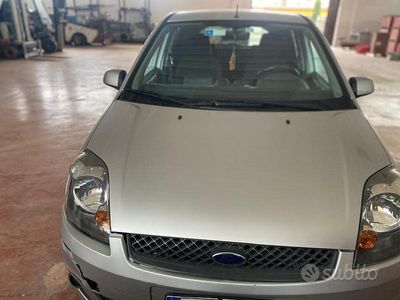 Usata Ford Fiesta S 102 CV (75 kW) 2007 Grigio Berlina