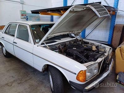 Usata Mercedes 200 109 CV (80 kW) 1980 Bianco Berlina