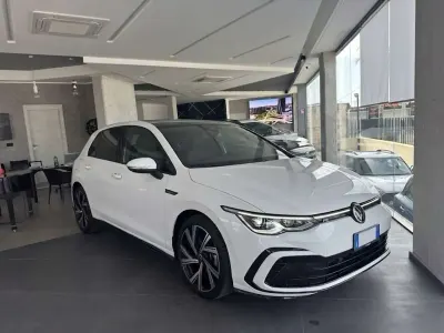 Usata VW Golf VIII R-line 150 CV (110 kW) 2023 Bianco Berlina