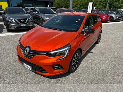 Usata Renault Clio V Techno 145 CV (106 kW) 2023 Arancione Berlina