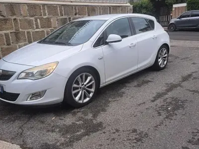 Usata Opel Astra Cosmo 115 CV (84 kW) 2010 Bianco Berlina