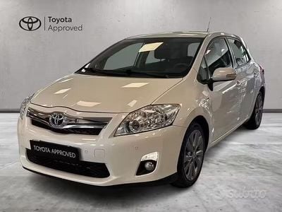 Usata Toyota Auris Hybrid Active 99 CV (72 kW) 2012 Bianco Berlina