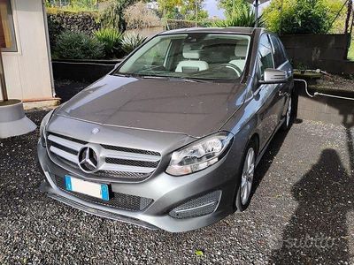 Usata Mercedes B180 109 CV (80 kW) 2015 Grigio Monovolume