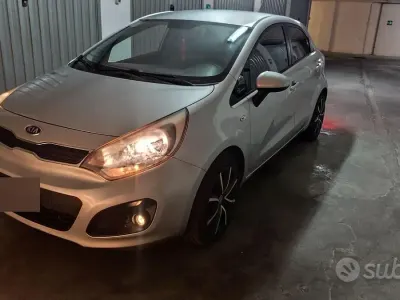 Usata Kia Rio 75 CV (55 kW) 2013 Grigio Berlina