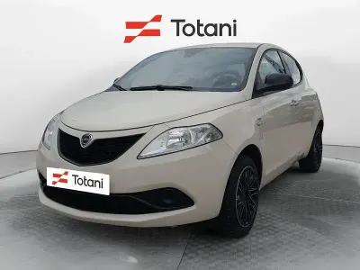 Usata Lancia Ypsilon Gold 69 CV (50 kW) 2020 Beige Utilitaria
