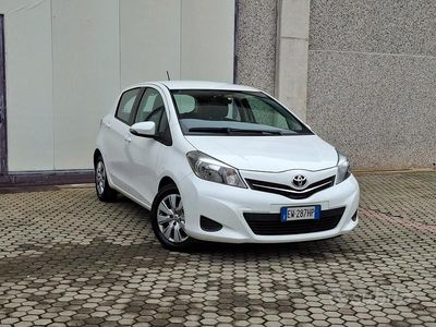 Usata Toyota Yaris Lounge 69 CV (50 kW) 2014 Bianco Utilitaria