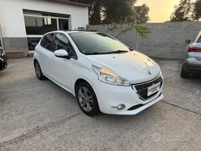 Usata Peugeot 208 Allure 68 CV (50 kW) 2014 Bianco Utilitaria