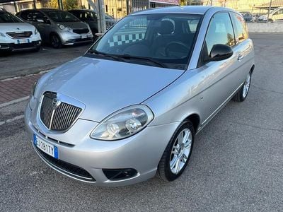 Usado Lancia Ypsilon 69 HP (50 kW) 2011 Prateado Citadino