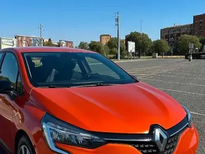 Usata Renault Clio V Techno 101 CV (74 kW) 2023 Arancione Berlina