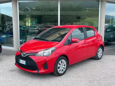 Usata Toyota Yaris Lounge 69 CV (50 kW) 2016 Rosso Berlina