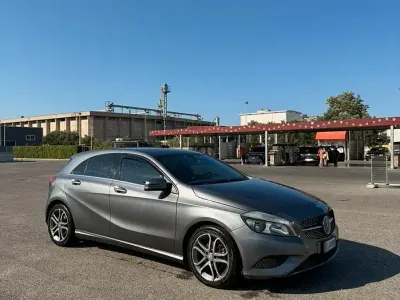 Usata Mercedes A180 109 CV (80 kW) 2014 Grigio Berlina