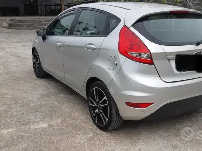 Usata Ford Fiesta 70 CV (51 kW) 2012 Grigio Utilitaria