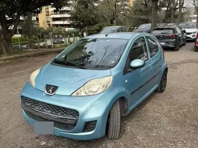 Usata Peugeot 107 68 CV (50 kW) 2010 Blu Utilitaria
