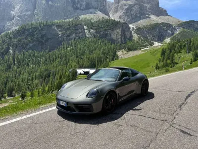 Usata Porsche 992 480 CV (353 kW) 2024 Verde Cabrio