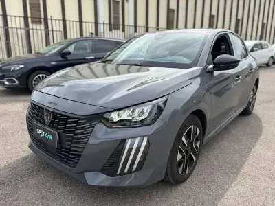 Usata Peugeot 208 Allure 101 CV (74 kW) 2025 Grigio Utilitaria