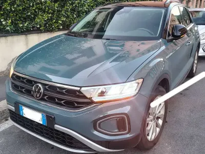 Usata VW T-Roc Life 116 CV (85 kW) 2024 Blu/azzurro SUV