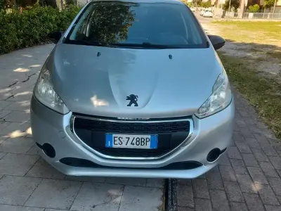 Usata Peugeot 208 68 CV (50 kW) 2013 Grigio Utilitaria