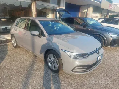 Usata VW Golf VIII Life 116 CV (85 kW) 2024 Grigio pastello Berlina