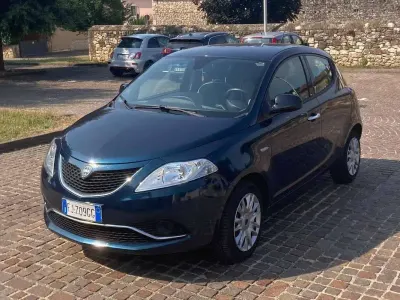 Usata Lancia Ypsilon Gold 95 CV (69 kW) 2017 Blu/azzurro Utilitaria