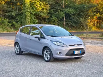 Usata Ford Fiesta Titanium 70 CV (51 kW) 2012 Grigio Berlina