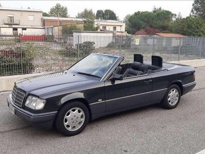 Usata Mercedes E200 136 CV (100 kW) 1993 Nero Cabrio