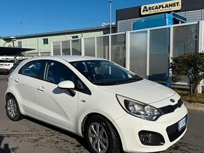 Usata Kia Rio 75 CV (55 kW) 2015 Bianco Utilitaria