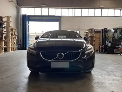 Usata Volvo V40 Plus 120 CV (88 kW) 2019 Nero Berlina