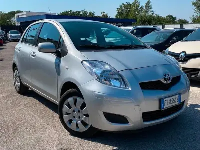 Usata Toyota Yaris 69 CV (50 kW) 2010 Grigio Utilitaria