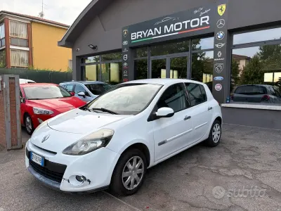 Usata Renault Clio II Dynamique 72 CV (52 kW) 2009 Bianco Berlina