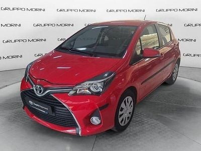 Usata Toyota Yaris Cool 69 CV (50 kW) 2015 Rosso Utilitaria