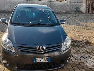 Usata Toyota Auris Sol 126 CV (92 kW) 2010 Marrone Berlina