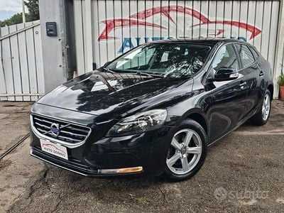 Usata Volvo V40 Momentum 120 CV (88 kW) 2016 Nero Berlina