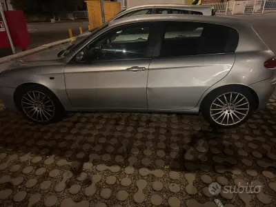 Usata Alfa Romeo 147 116 CV (85 kW) 2005 Grigio Utilitaria