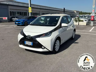 Usata Toyota Aygo X-clusiv 69 CV (50 kW) 2015 Bianco Utilitaria