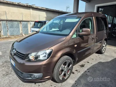 Begagnad VW Caddy Highline 109 HK (80 kW) 2011 Brun Minibuss