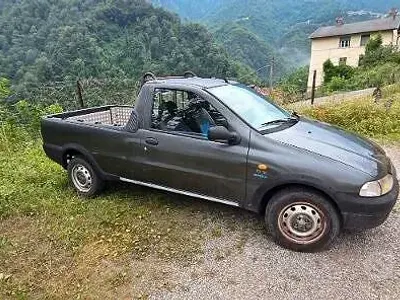 Usata Fiat Strada 69 CV (50 kW) 2000 Grigio Pick-up