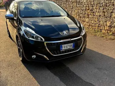 Usata Peugeot 208 Signature Sky 102 CV (75 kW) 2019 Utilitaria