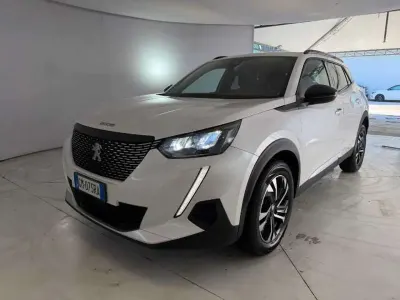 Usata Peugeot 2008 Allure 102 CV (75 kW) 2023 Bianco madreperla SUV
