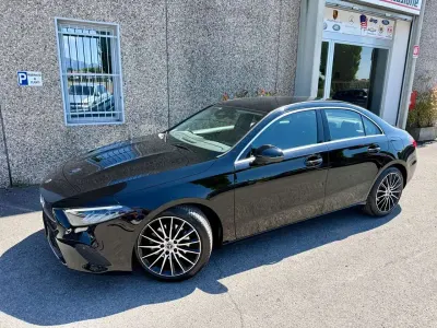Usado Mercedes A180 Advanced Plus 136 CV (100 kW) 2023 Negro Berlina