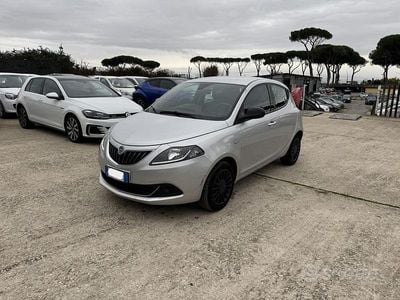 Usata Lancia Ypsilon 70 CV (51 kW) 2021 Grigio Utilitaria