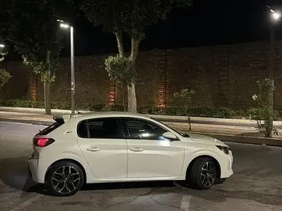 Usata Peugeot 208 GT-line 101 CV (74 kW) 2020 Bianco Utilitaria